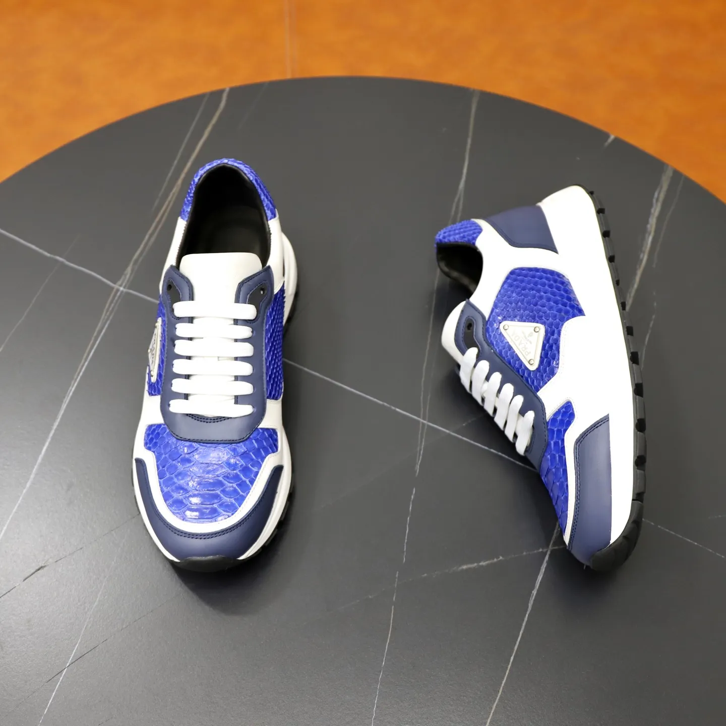 Factory price: 600💰Cow leather lining Brand: PRADA (Prada) Standard code: Men's size 38/44 (45 can be customized) Grade: Same as the official website Material: Original cowhide splicing imported cowhide lining Original combination two-color wear-resistant soft outsole Style category: Leisure and sports version Young fashion European and American trend British style Color: Real picture color